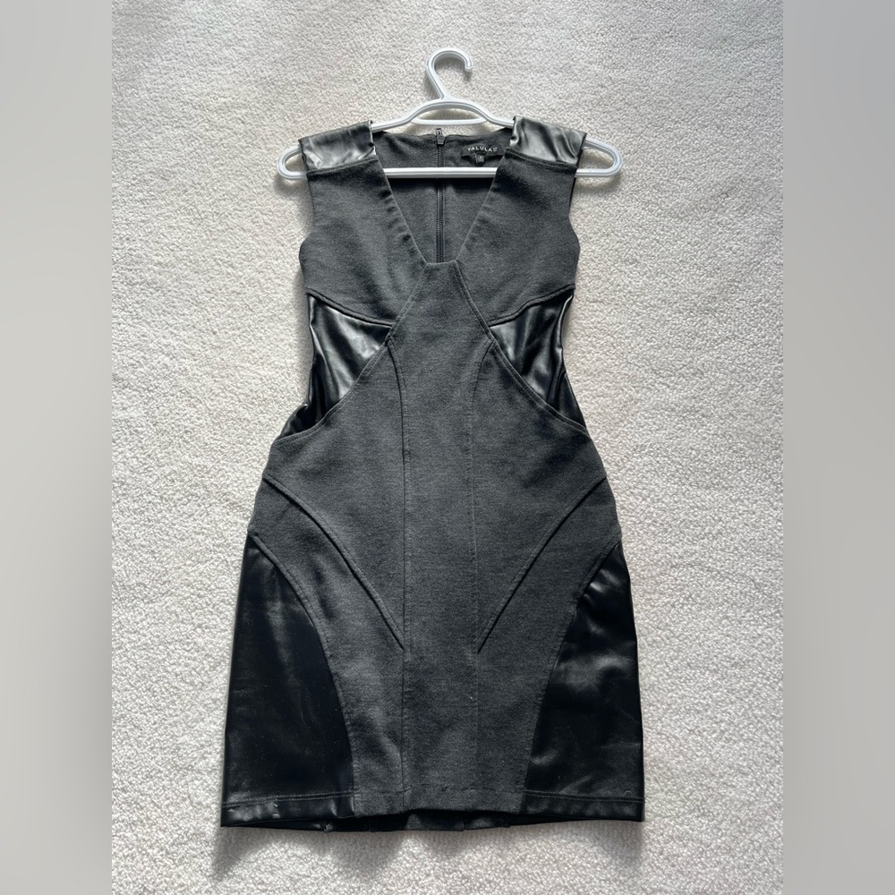 ARITZIA grey Talula Shift with leather inserts at shoulder and waist. Size 2